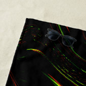 Weiche, grüne und rote, lange Striche, schwarzer H Strandtuch (Beispiel)