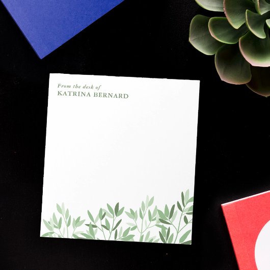 Weiche Grünflächen vom Schreibtisch des Notizblock