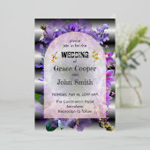 Weiche, lila Blüte mit schwarz-weißem Hintergrund Folieneinladung (Stehend vorne)