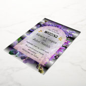 Weiche, lila Blüte mit schwarz-weißem Hintergrund Folieneinladung (Gedreht)