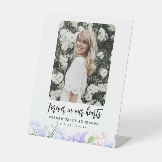 Weiche Lila Petalen für immer in unserem Herzen Sockelschild (Vorderseite)