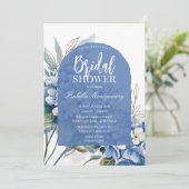 Weiche Luxusblaue Florale Brautdusche Einladung (Stehend Vorderseite)