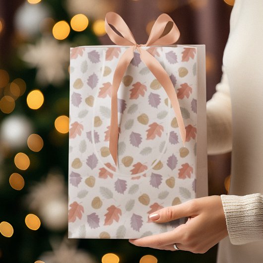 Weiche Pastel Fall Leaf Muster | Minimalistischer Mittlere Geschenktüte