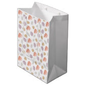Weiche Pastel Fall Leaf Muster | Minimalistischer Mittlere Geschenktüte (Vorderseite Schrägansicht)