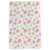 Weiche Pastel Fall Leaf Muster | Minimalistischer Mittlere Geschenktüte (Rückseite)
