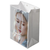 Weiche Pastell-Ästhetik Frau Fine Art Mittlere Geschenktüte (Vorderseite Schrägansicht)