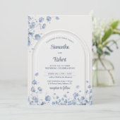Weiche pastellblaue Wildblumen Boho arch Einladung (Stehend Vorderseite)