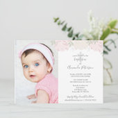 Weiche Pastellrosa-Pfingstrosen-Quermädchen-Taufe Einladung (Stehend Vorderseite)