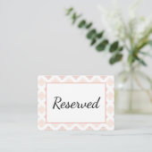 Weiche Peachy Blush Damask Platzkarte (Stehend Vorderseite)