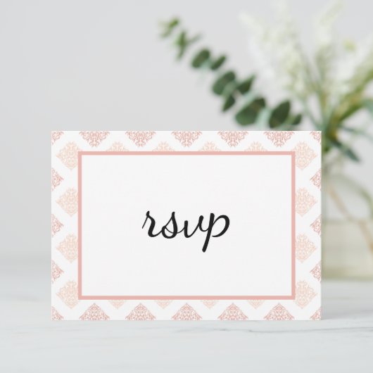 Weiche Peachy Blush Damask RSVP Karte (Stehend Vorderseite)