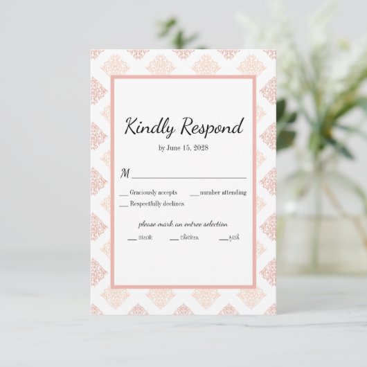 Weiche Peachy Blush Damask RSVP Karte (Stehend Vorderseite)