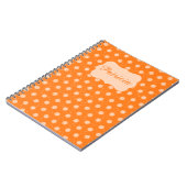 Weiche pfirsichfarbene-beige Blumen auf orangefarb Notizblock (Linke Seite)