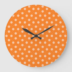 Weiche pfirsichfarbene beige Blumen auf orangem Hi Große Wanduhr