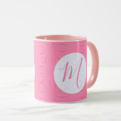 Weiche rosa geschwungene Quadrate personalisierter Tasse (VorderseiteRechts)