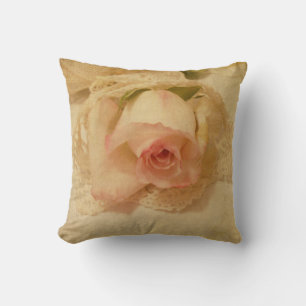Weiche rosa Rose und vintage Häkeldeckchen Kissen