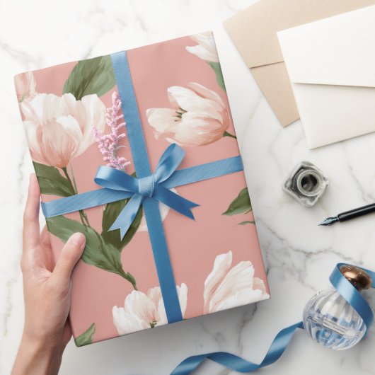 Weiche rosa Tulpe weißes Blumenmuster Geschenkpapier (Schenken)