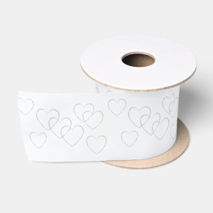 Weiche silberne Herz-Hochzeitscharms auf Weiß Satinband