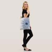 Weiche und zarte blaue Fraktal Fantasie Blume Tasche (Am Model)