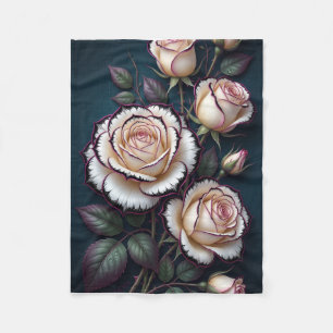 Weiche weiße und rosa Rosen auf dunklem Hintergrun Fleecedecke