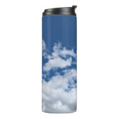 Weiche Wolken Thermosbecher (Nach links gedreht)