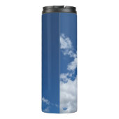 Weiche Wolken Thermosbecher (Rückseite)