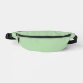 Weicher, blassgrüner Hintergrund mit subtiler Vert Bauchtasche (Vorderseite)