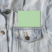 Weicher, blassgrüner Hintergrund mit subtiler Vert Button (Insitu)