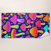 Weicher Nebel: Cartoon-Pilz-Patch Strandtuch (Vorderseite)