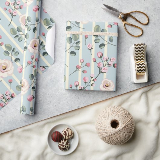 Weiches Blau gestreift floral Geschenkpapier (Kunsthandwerk)