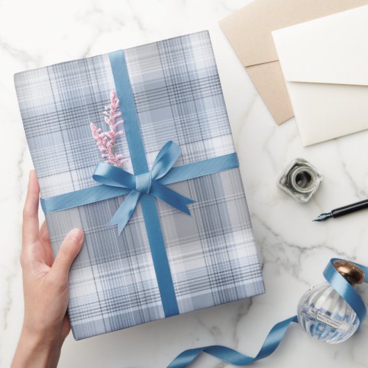 Weiches Blaugrau Küstennebel Karomuster Geschenkpapier (Schenken)