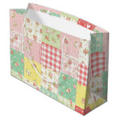 Weiches Pastell-Blumen-Patchwork-Gingham-Karo Große Geschenktüte (Rückseite Schrägansicht)