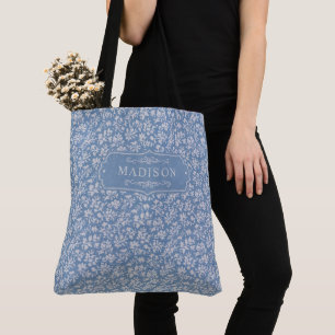 Weiches Pastellblau und Grau-weißes Blumen-Boho-Mu Tasche