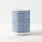 Weiches Pastellblau und Grauweiß Blumen Boho Muste Kaffeetasse (Mittel)