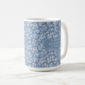 Weiches Pastellblau und Grauweiß Blumen Boho Muste Kaffeetasse (VorderseiteRechts)