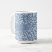 Weiches Pastellblau und Grauweiß Blumen Boho Muste Kaffeetasse (Vorderseite Links)
