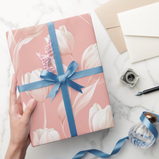 Weiches Rosa Tulpe Weißes Blumenmuster Geschenkpapier (Schenken)