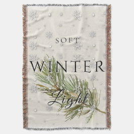 Weiches Winterlicht mit Kiefernzweig und Schnee Decke