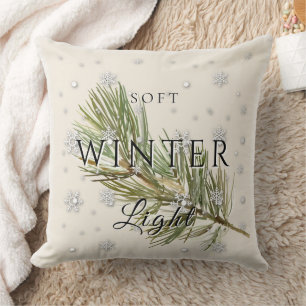 Weiches Winterlicht mit Kiefernzweig und Schnee Kissen
