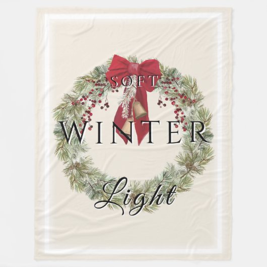 Weiches Winterlicht mit Weihnachtskranz Fleecedecke (Vorderseite)