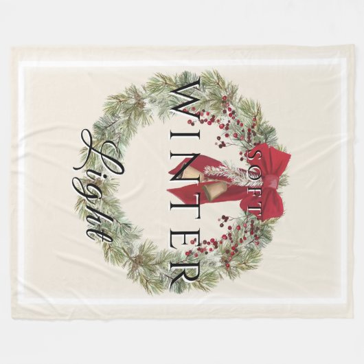 Weiches Winterlicht mit Weihnachtskranz Fleecedecke (Vorderseite (Horizontal))