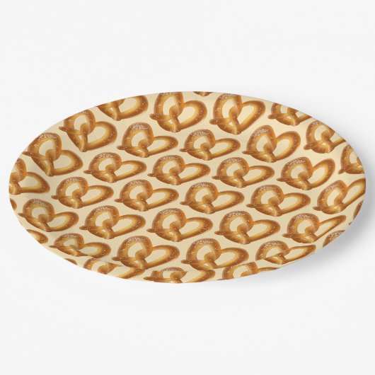 Weichpräzel mit Salz Pappteller (Schrägansicht)