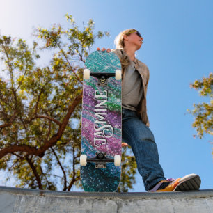 Weichteilblauer lila Glitzer Monogramm Skateboard
