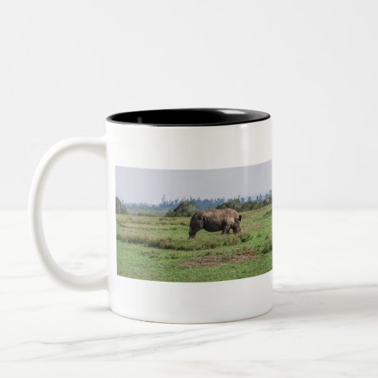Weide des weißen Rhino auf afrikanischen Graslands Zweifarbige Tasse (Links)