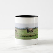 Weide des weißen Rhino auf afrikanischen Graslands Zweifarbige Tasse (Mittel)