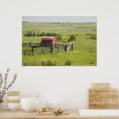 Weideland mit roter Hütte und eingezäuntem Gelände Poster (Küche)