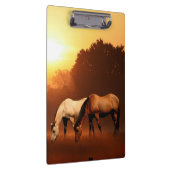 Weiden lassen der Pferde an der Dämmerung Klemmbrett (Rechts)