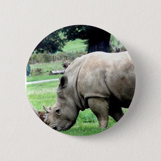 Weiden lassen des weißen Nashorn-Knopfes Button (Vorderseite)