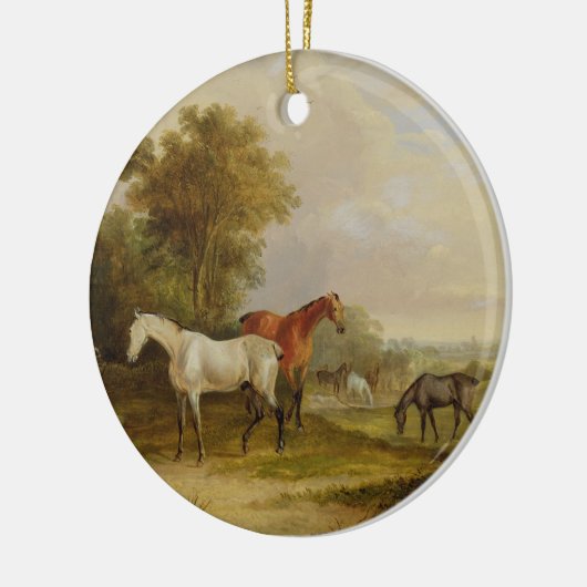 Weiden lassende Pferde: Ein grauer Stallion, der Keramik Ornament (Links)