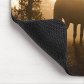 Weidepferd mit Silhouette gegen Morgensonne Mousepad (Ecke)