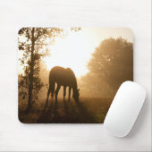 Weidepferd mit Silhouette gegen Morgensonne Mousepad (Mit Mouse)